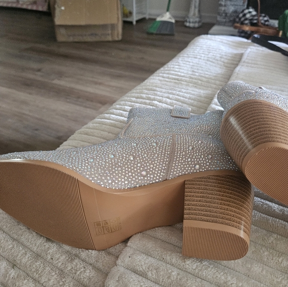 Elegant Rhinestone-Embellished Ankle Boots - Picture 4 of 9